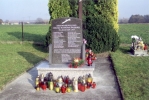 Tablica pamiątkowa na cmentarzu w Osinach poświęcona ofiarom II wojny światowej.
