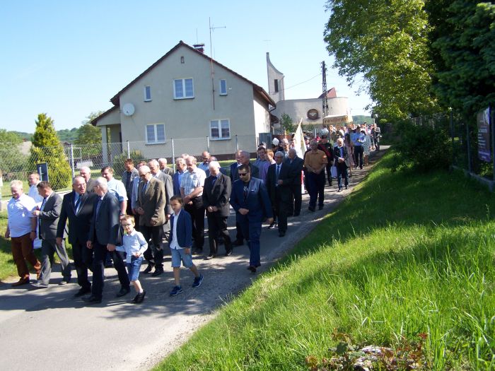 Obchody święta Bożego Ciała w Parafii Osiny. Pochód mieszkańców.