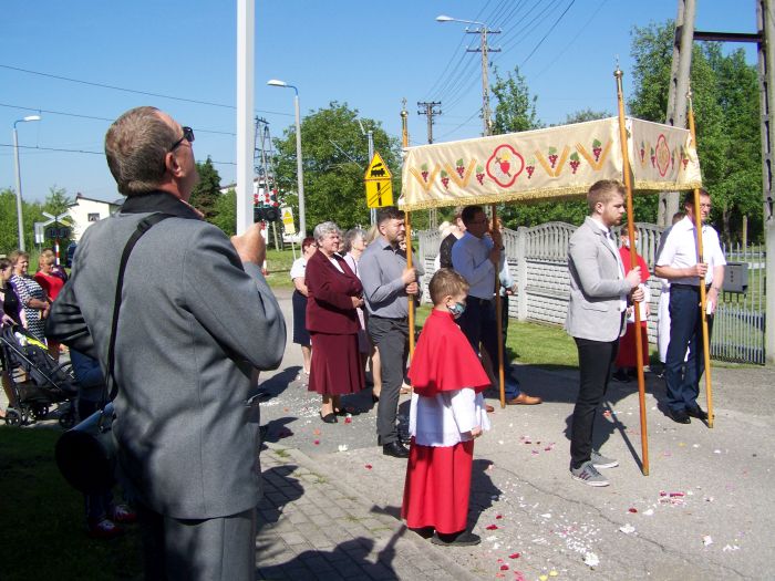 Obchody święta Bożego Ciała w Parafii Osiny. Pochód mieszkańców.