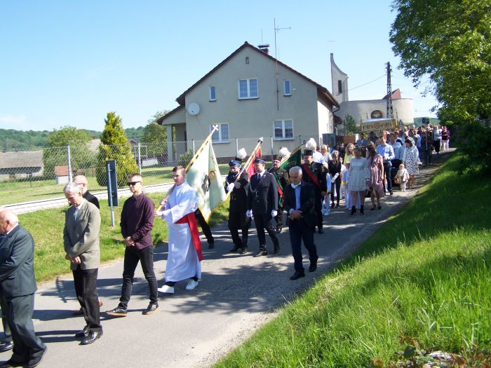 Obchody święta Bożego Ciała w Parafii Osiny. Pochód mieszkańców.