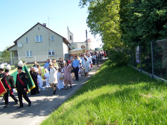 Obchody święta Bożego Ciała w Parafii Osiny. Pochód mieszkańców.