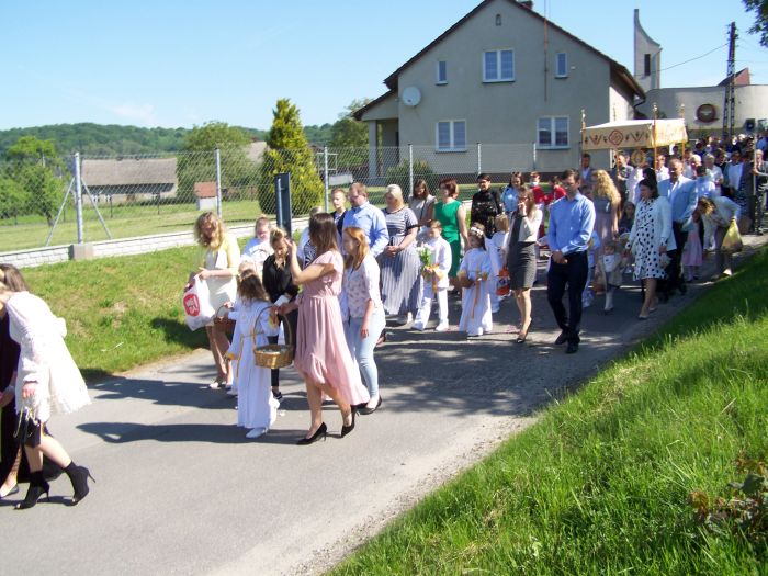 Obchody święta Bożego Ciała w Parafii Osiny. Pochód mieszkańców.