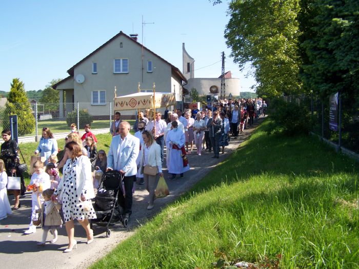 Obchody święta Bożego Ciała w Parafii Osiny. Pochód mieszkańców.