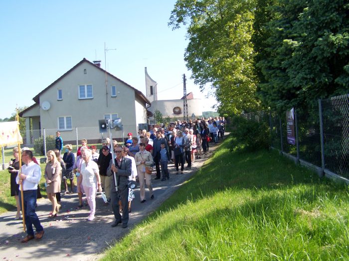 Obchody święta Bożego Ciała w Parafii Osiny. Pochód mieszkańców.