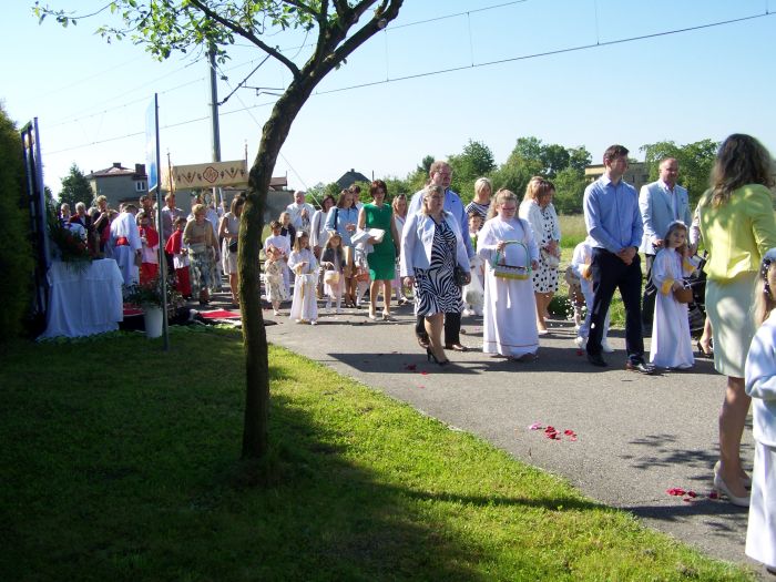 Obchody święta Bożego Ciała w Parafii Osiny. Pochód mieszkańców.