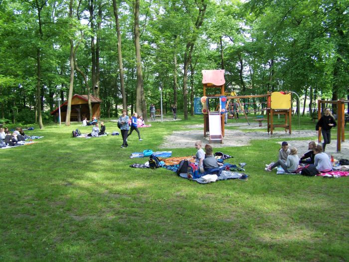 Dzieci bawiące się w parku.