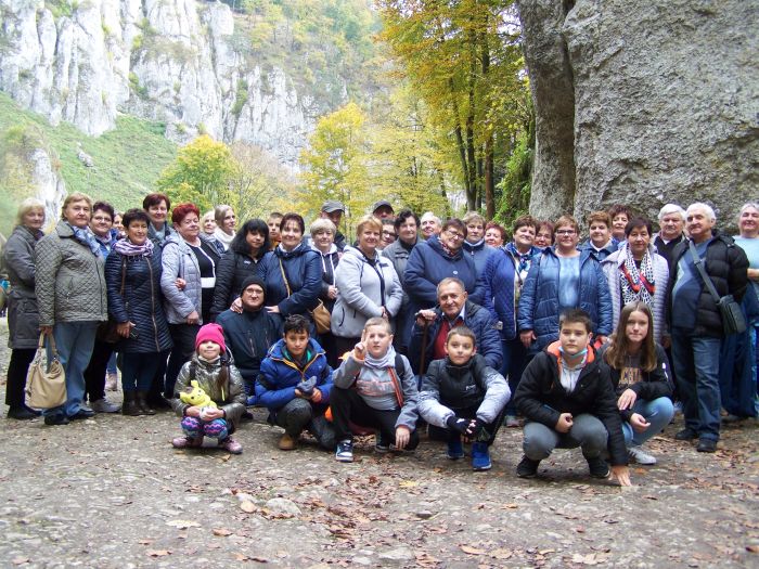 Uczestnicy Osińskiej wycieczki krajoznawczej "Szlakiem Orlich Gniazd"